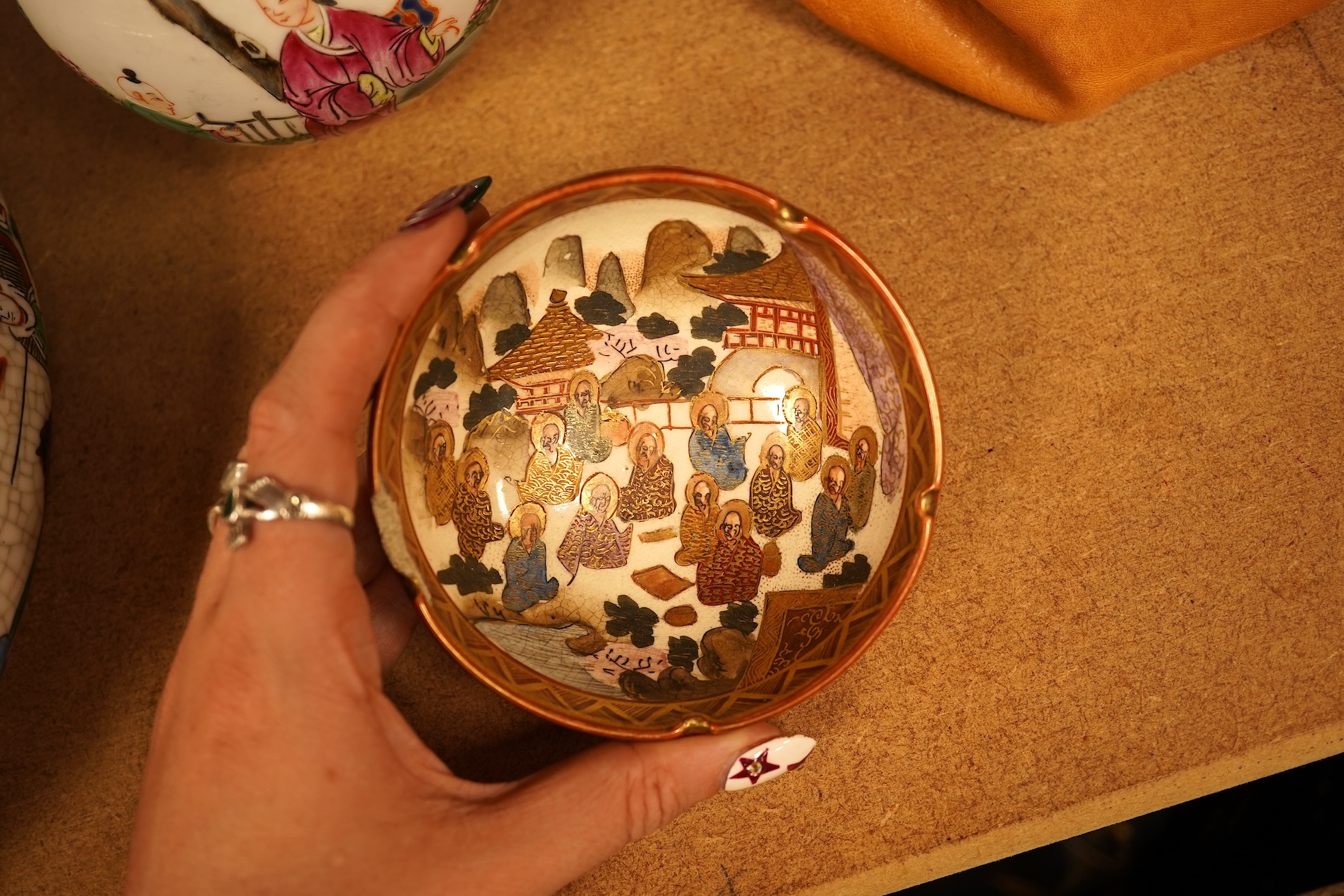 A mixed group of Chinese and Japanese ceramics (6)